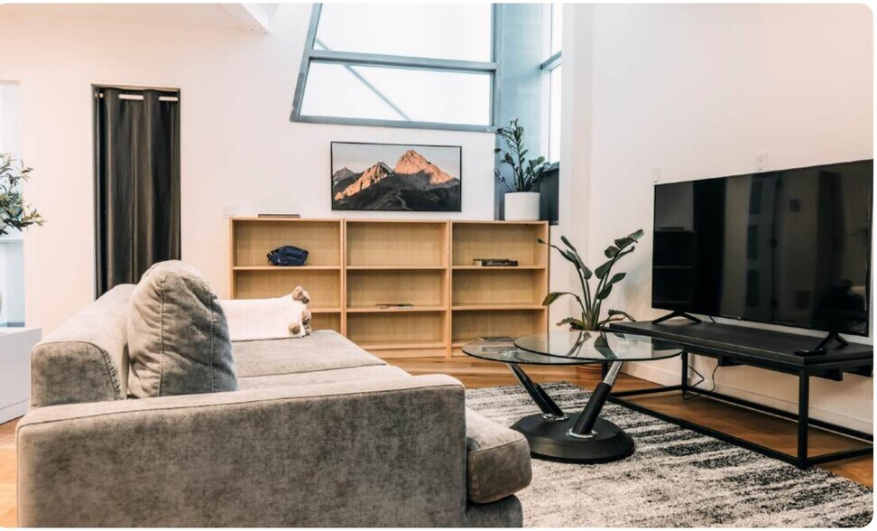 More Photos Of 115 Walnut Ave, Toronto Office For Sale