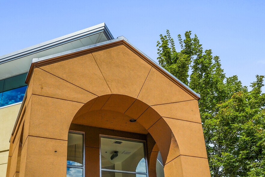 More Photos Of 6902 SE Lake Rd, Milwaukie Medical For Lease