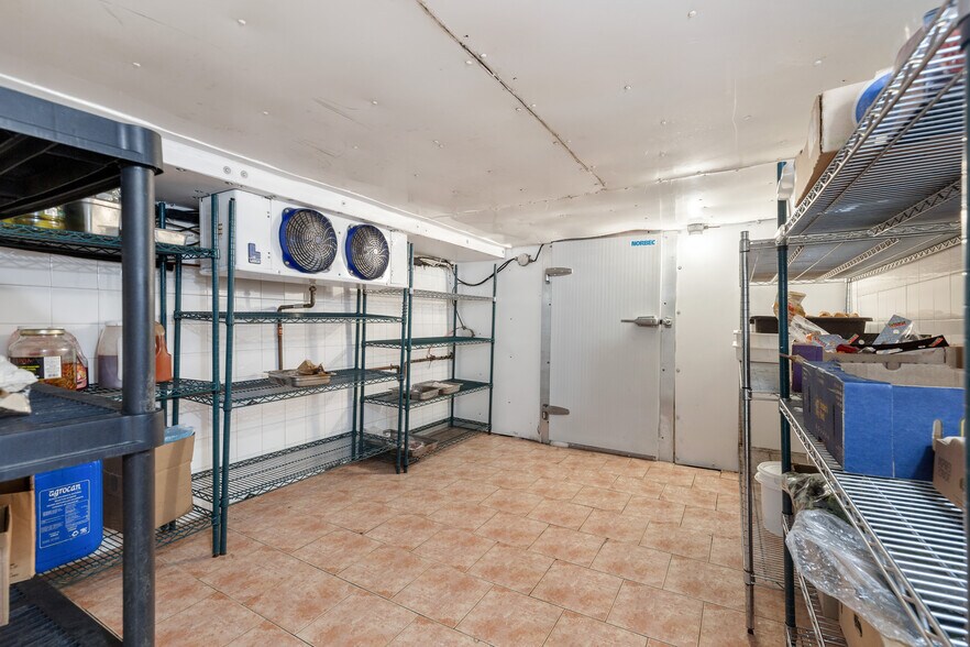 More Photos Of 6828-6834 Boul Saint Laurent, Montréal Storefront Retail Residential For Lease