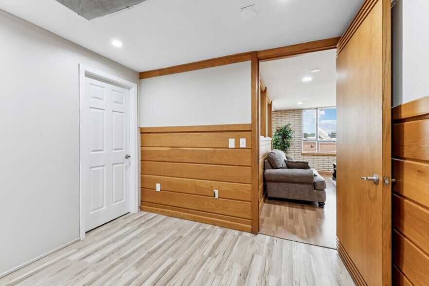 More Photos Of 506 College St W, Fayetteville Office For Sale