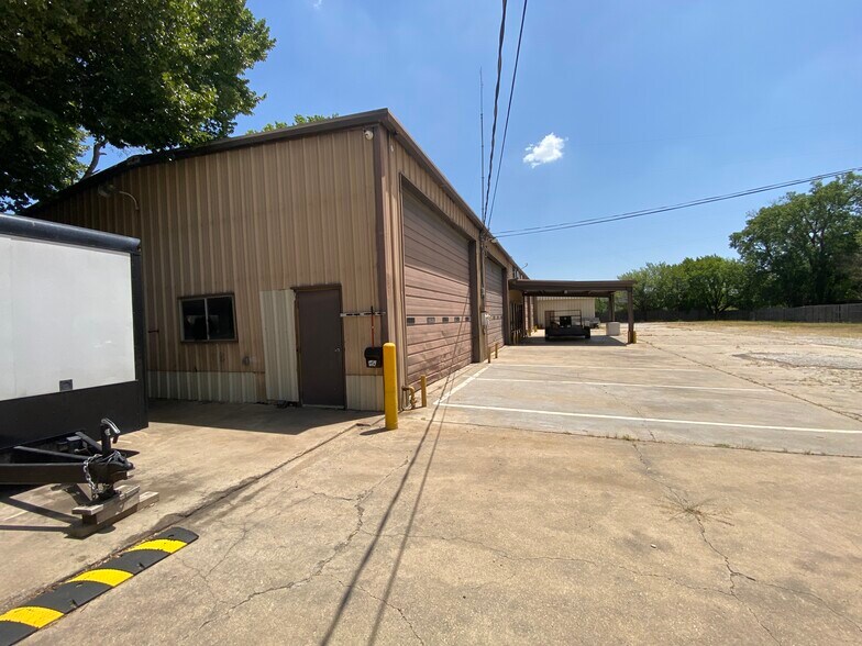 More Photos Of 715 Dallas Dr, Denton Flex For Sale