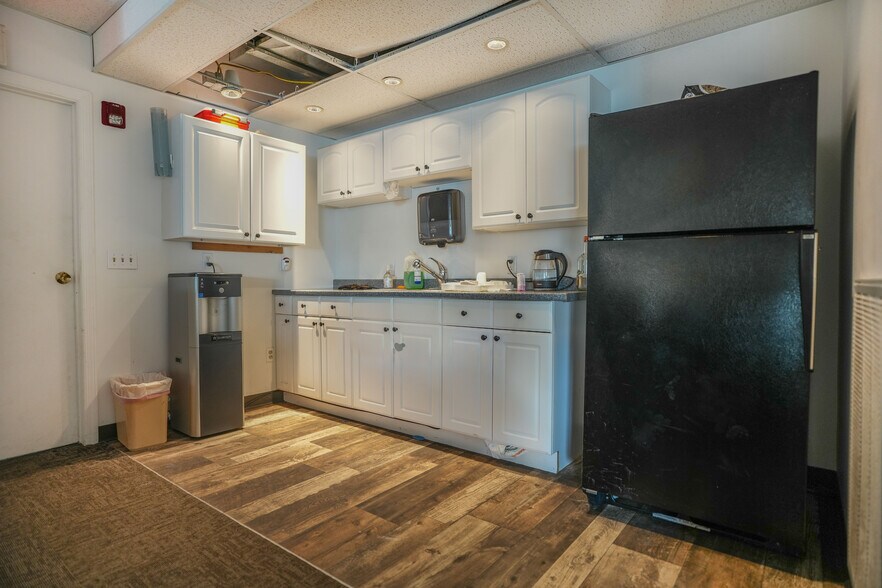 More Photos Of 35 Research Pky, Old Saybrook Light Manufacturing For Sale