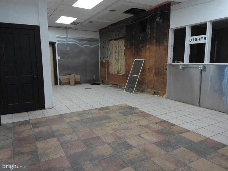 More Photos Of 2 W Market St, Gratz Storefront Retail Residential For Lease