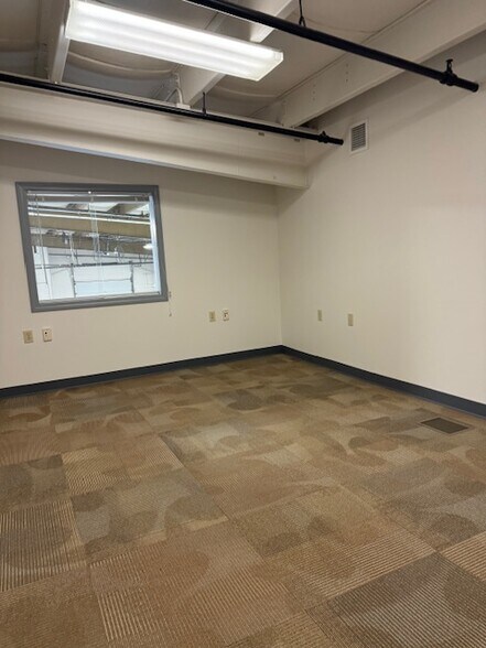 More Photos Of 156 Acorn Ln, Colchester Warehouse For Lease