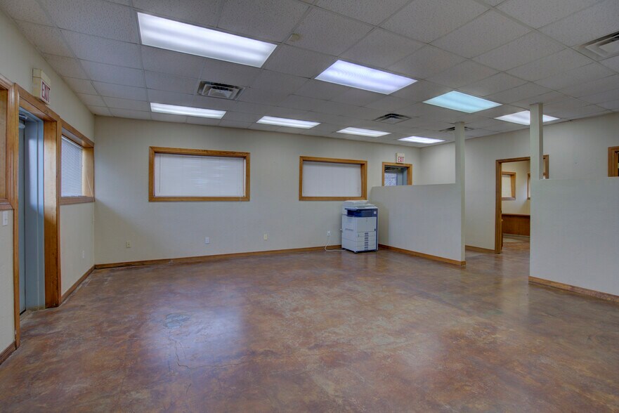 More Photos Of 2830 NW 32nd St, Newcastle Office For Sale