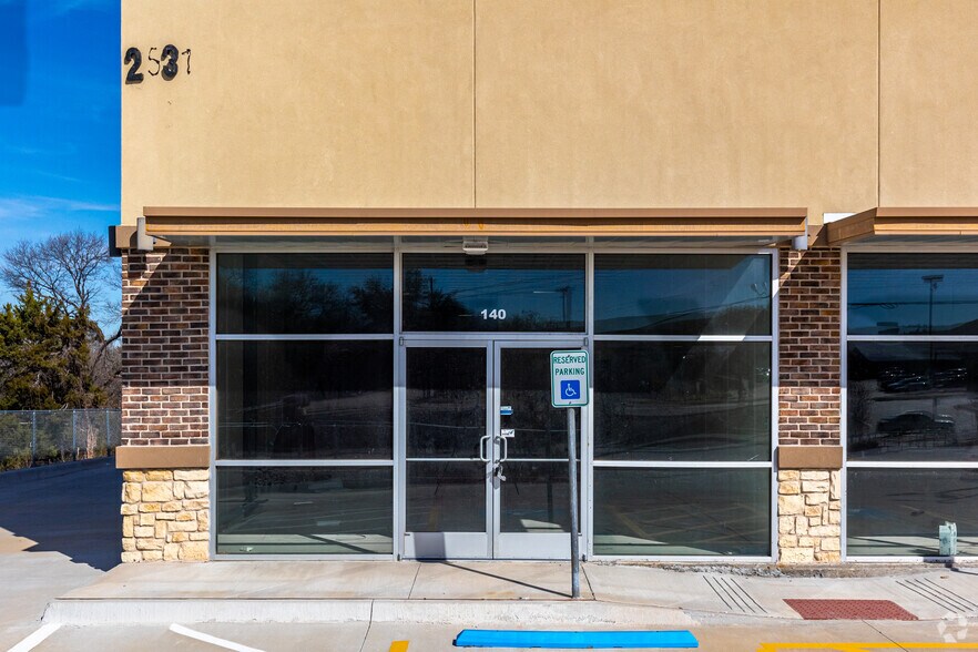 More Photos Of 2531 W Ledbetter Dr, Dallas General Retail For Sale