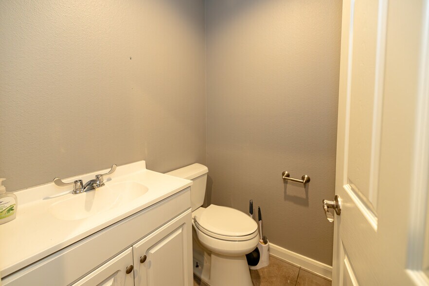 More Photos Of 8276 N SH 16, Poteet Distribution For Sale