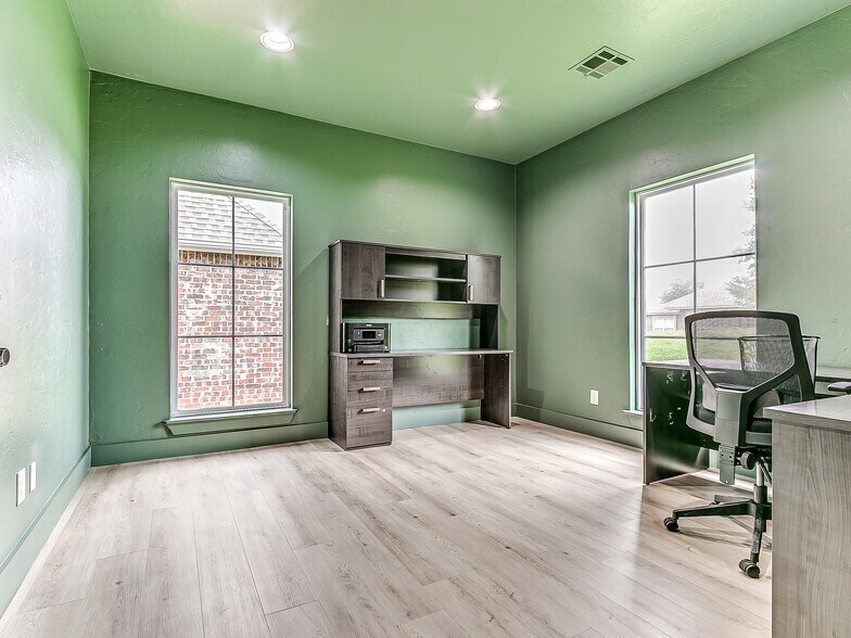 More Photos Of 1725 W 33rd St, Edmond Office For Sale