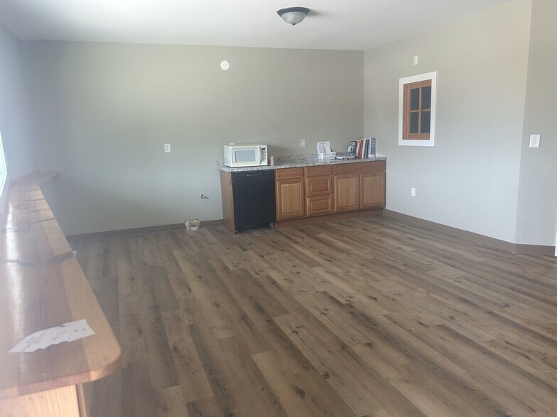 More Photos Of 705 Main St, Ridgeway Freestanding For Lease