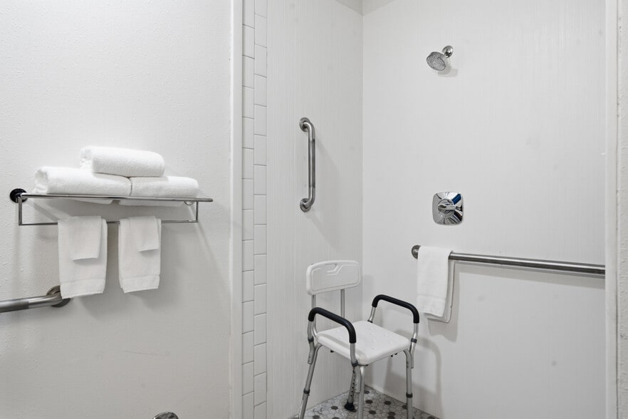 More Photos Of 2705 48th Ave, Moline Hotel For Sale