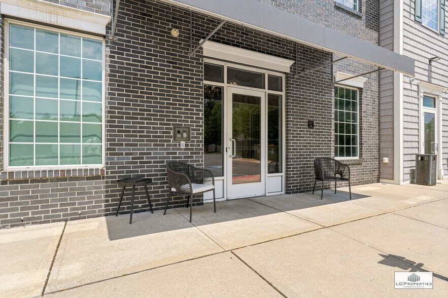 More Photos Of 920 E County Line Rd, Lakewood Office For Lease
