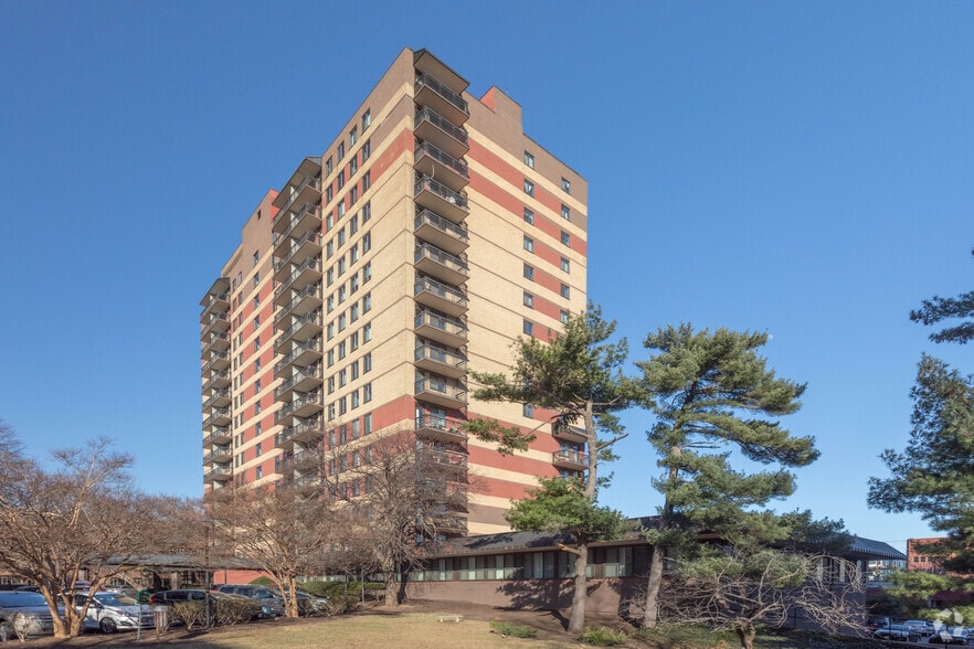 More Photos Of 801 N Pitt St, Alexandria Apartments For Sale