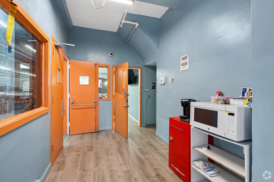 More Photos Of 720 Mulberry St, Allentown Auto Repair For Lease