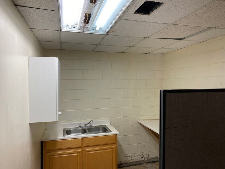 More Photos Of 1120 Broad Ave, Gulfport Freestanding For Lease