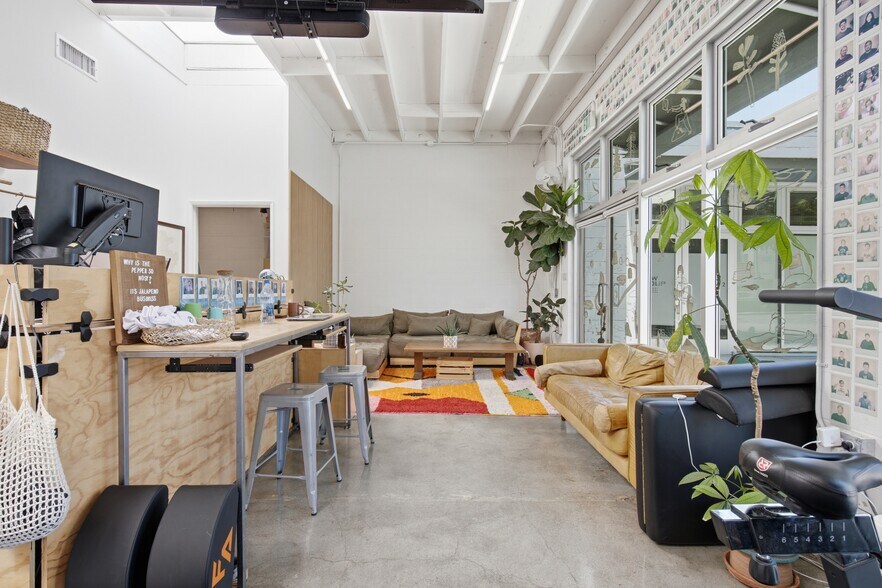 More Photos Of 11461 W Washington Blvd, Los Angeles General Retail For Lease