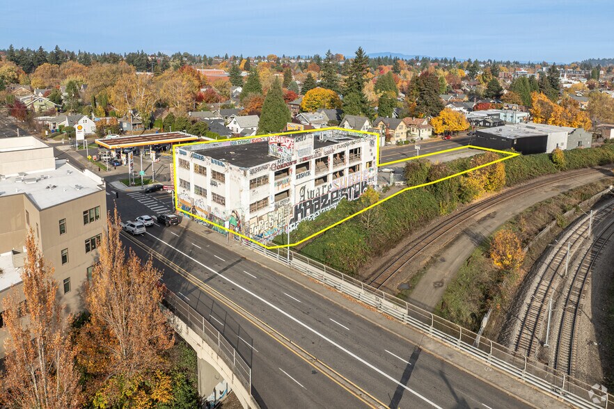 More Photos Of 3300 NE Broadway St, Portland Flex For Sale