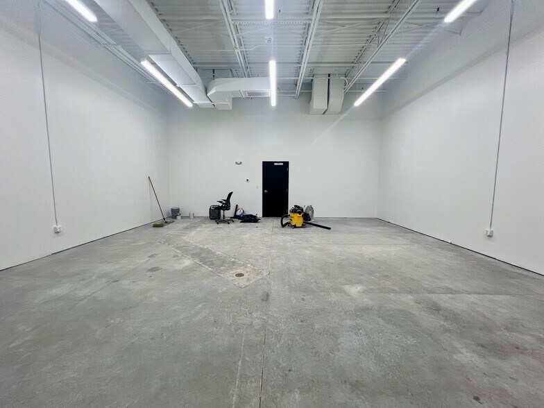 More Photos Of 11602 Lake Underhill Rd, Orlando Flex For Lease