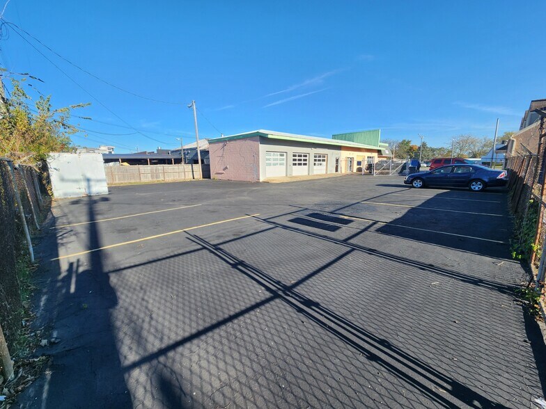 More Photos Of 2177 State St, Columbus Showroom For Lease