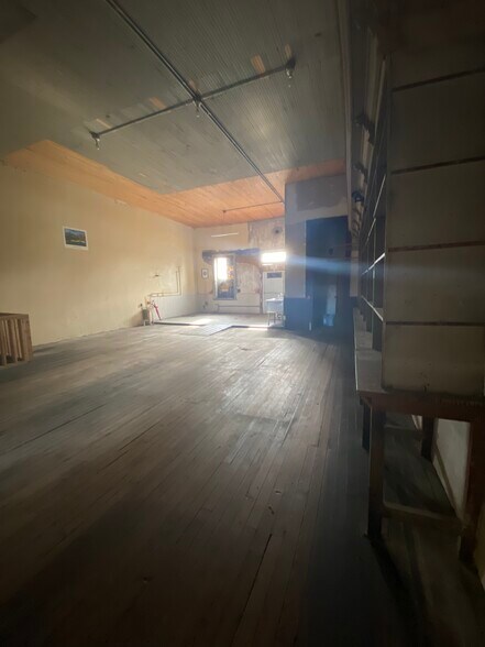 More Photos Of 116 Courthouse Sq, Edgefield Storefront For Lease