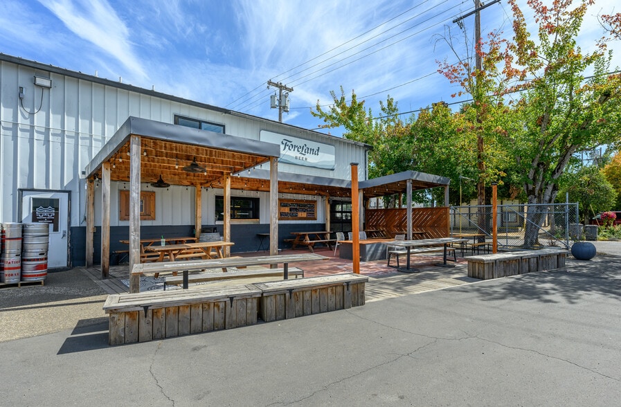 More Photos Of 777 NE 4th St, McMinnville General Retail For Lease