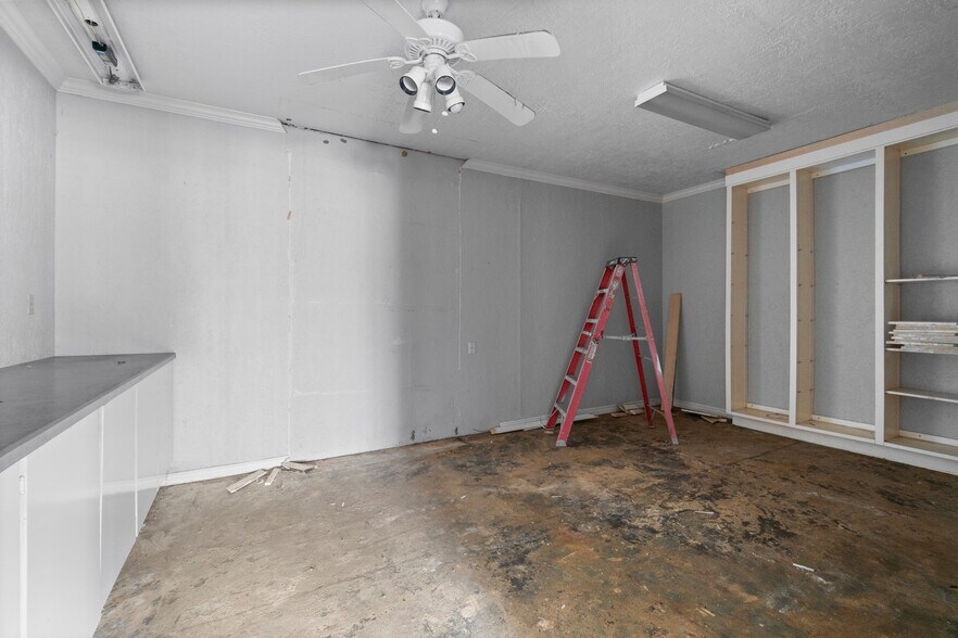 More Photos Of 6738 US Highway 190 E, Livingston Convenience Store For Sale