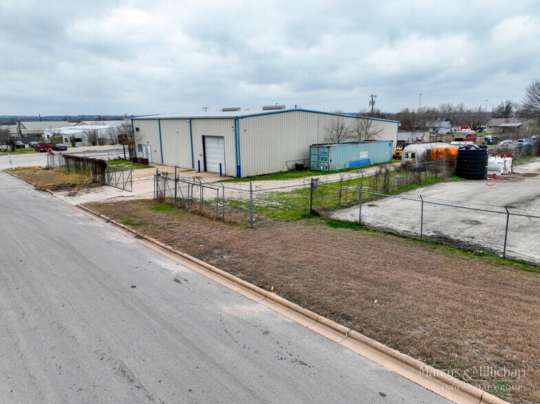 Primary Photo Of 209 Tradesmen Dr, Hutto Warehouse For Sale