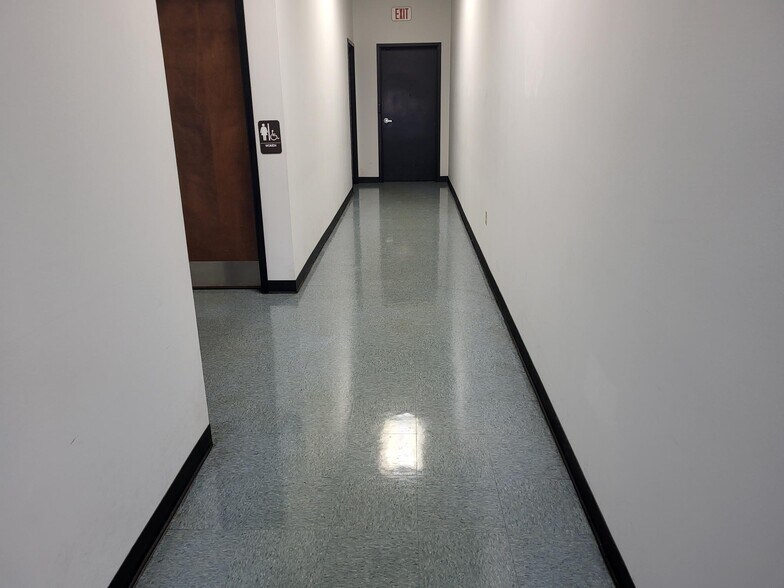 More Photos Of 19695 Commerce Pky, Middleburg Heights Distribution For Lease