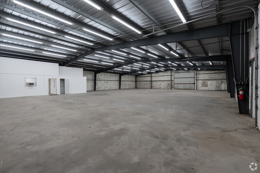 More Photos Of 2463-2517 S Riverside Dr, Fort Worth Manufacturing For Sale