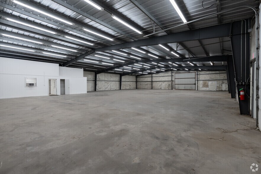 More Photos Of 2463-2517 S Riverside Dr, Fort Worth Manufacturing For Lease