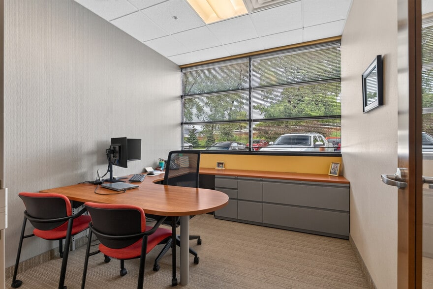 More Photos Of 9605 Schmidt Lake Rd, Plymouth Office Residential For Lease