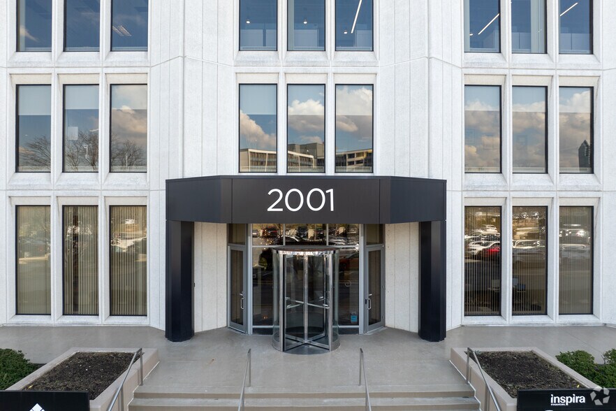 More Photos Of 2001 Spring Rd, Oak Brook Office For Lease