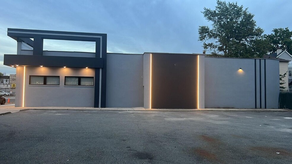 More Photos Of 976-990 Bergen St, Newark Freestanding For Lease