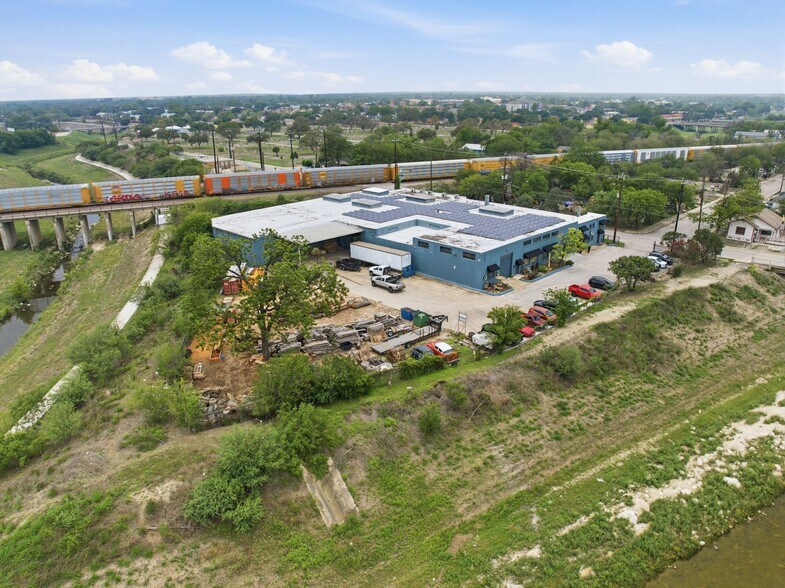 More Photos Of 1303 S Comal St, San Antonio Manufacturing For Lease