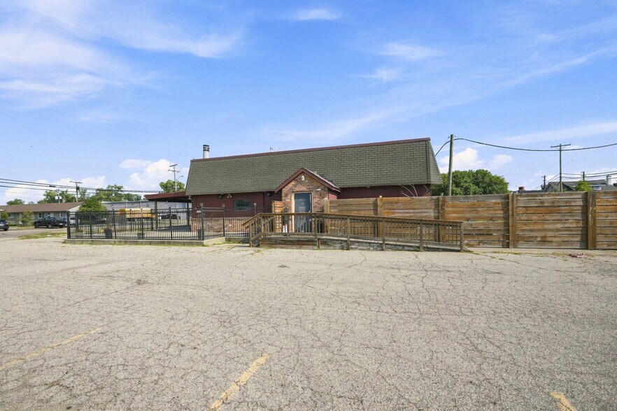 More Photos Of 1090 Rochester Rd, Troy Restaurant For Sale