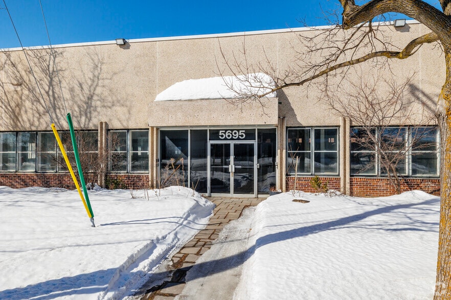 More Photos Of 5655-5695 Rue Ferrier, Mont-Royal Warehouse For Sale
