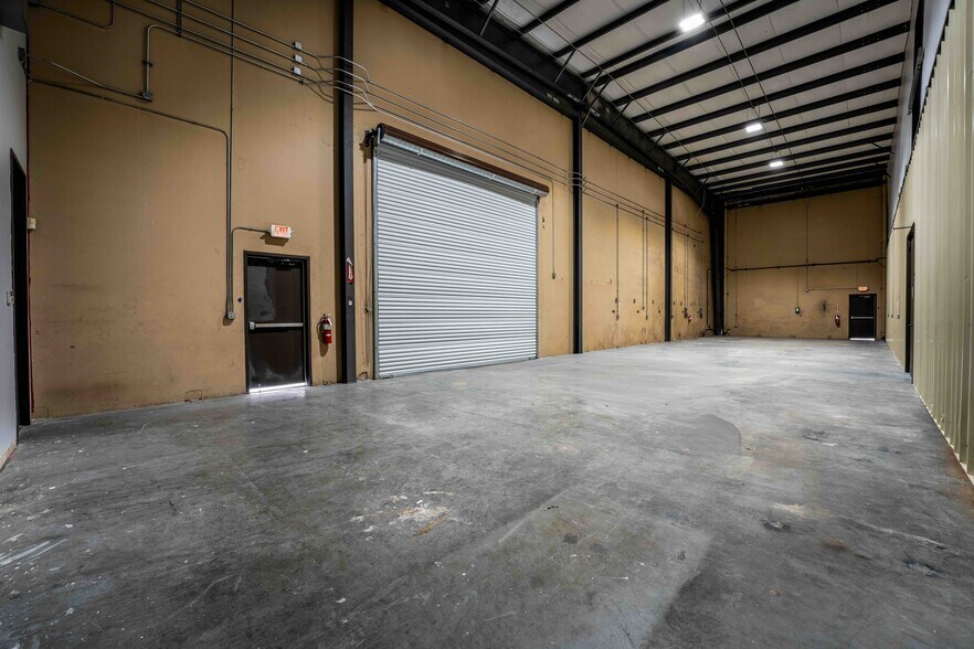 More Photos Of 5655 W Sam Houston Pky N, Houston Unknown For Lease