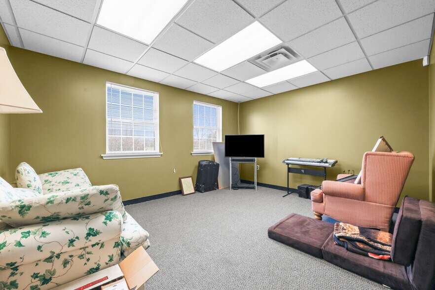 More Photos Of 16172 Imperial Pky, Strongsville Service For Sale