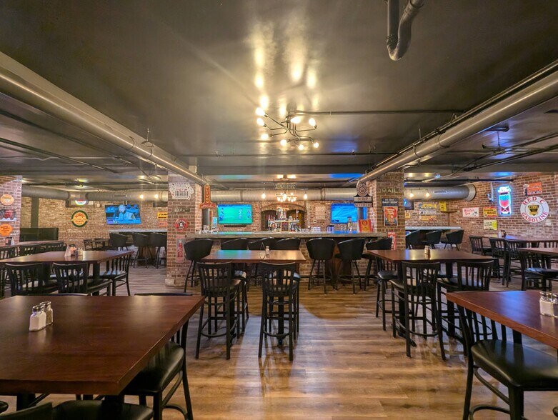 More Photos Of 206 N Market St, Oskaloosa General Retail For Lease