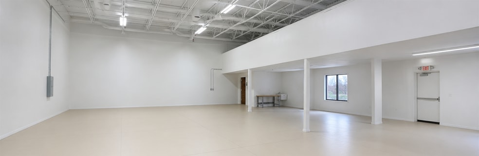 More Photos Of 1074-1080 Centre Rd, Auburn Hills Light Manufacturing For Lease