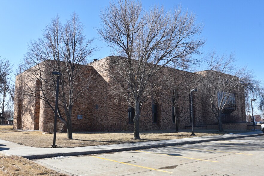 More Photos Of 901 13th Ave E, West Fargo Office For Sale