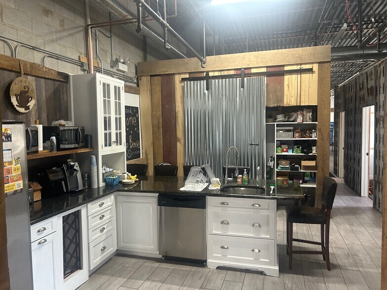 More Photos Of 610-642 Anthony Trl, Northbrook Light Distribution For Sale