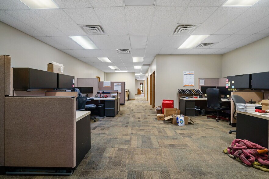 More Photos Of 1801 N 13th Ave E, Newton Flex For Lease