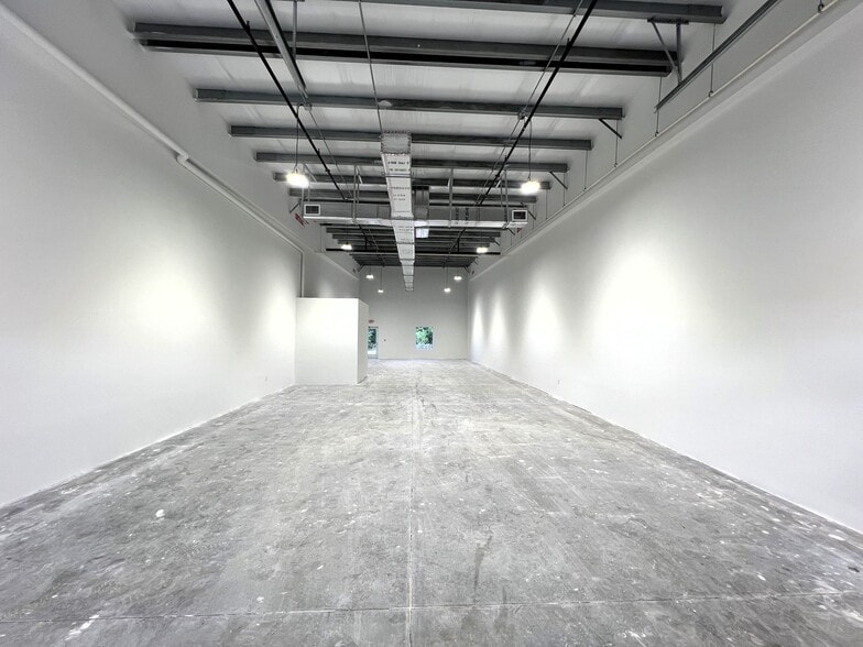 More Photos Of 16103 Lee Rd, Fort Myers Light Manufacturing For Sale