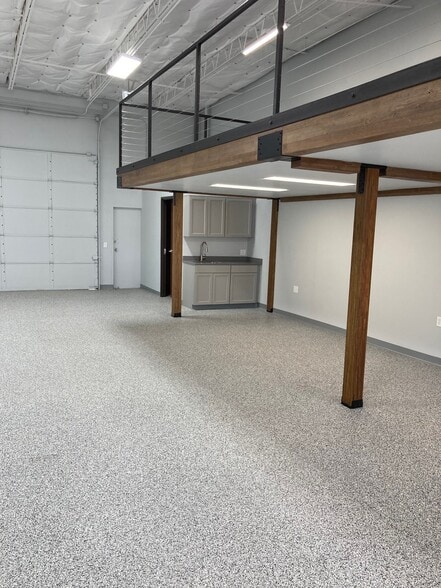 More Photos Of 17811 Davenport Rd, Dallas Distribution For Lease