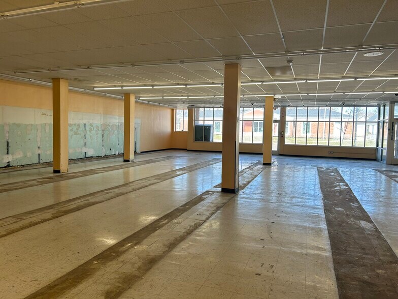 More Photos Of 1309 Pine Ave, Niagara Falls Freestanding For Lease