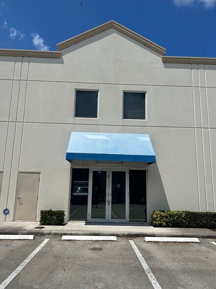 More Photos Of 1805 S Powerline Rd, Deerfield Beach Warehouse For Lease