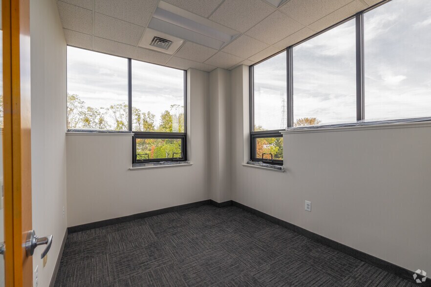 More Photos Of 1 Greenwich St, Stewartsville Medical For Lease