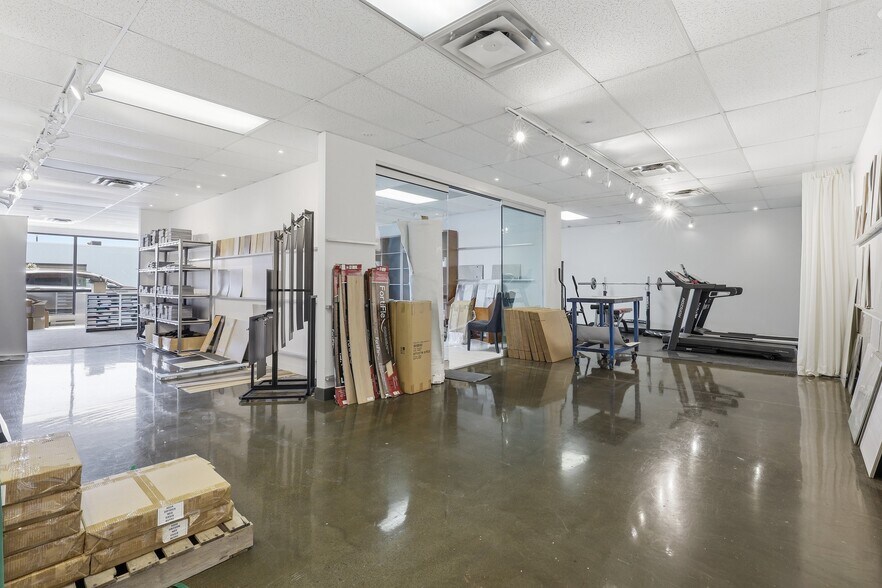 More Photos Of 8905 Boul Henri-Bourassa O, Saint-Laurent Showroom For Lease