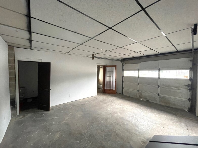 More Photos Of 2627 Waynesburg Dr SE, Canton Storefront Retail Residential For Sale