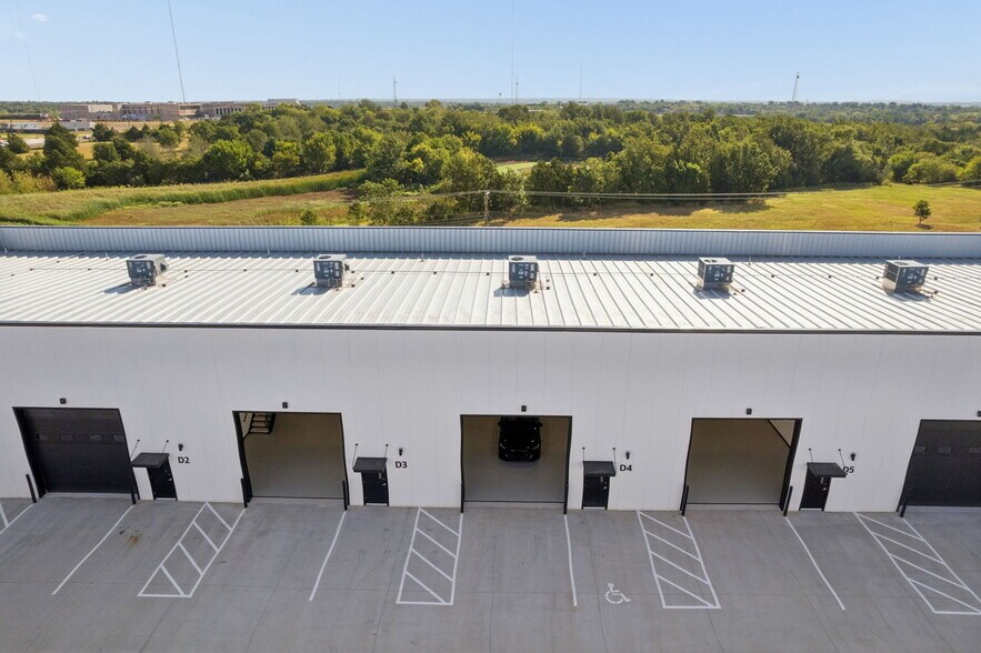 More Photos Of 7700 Broadway Ext, Oklahoma City Light Distribution For Sale